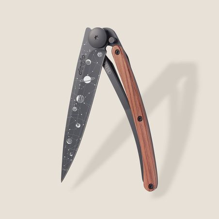 Couteau Deejo Astro – Couteau de Poche Gravé Laser | Bois Corail
